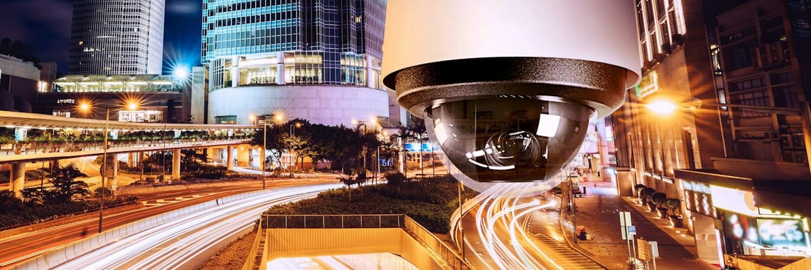 Cámara PTZ Pelco Spectra Enhanced sobre una avenida de ciudad de noche