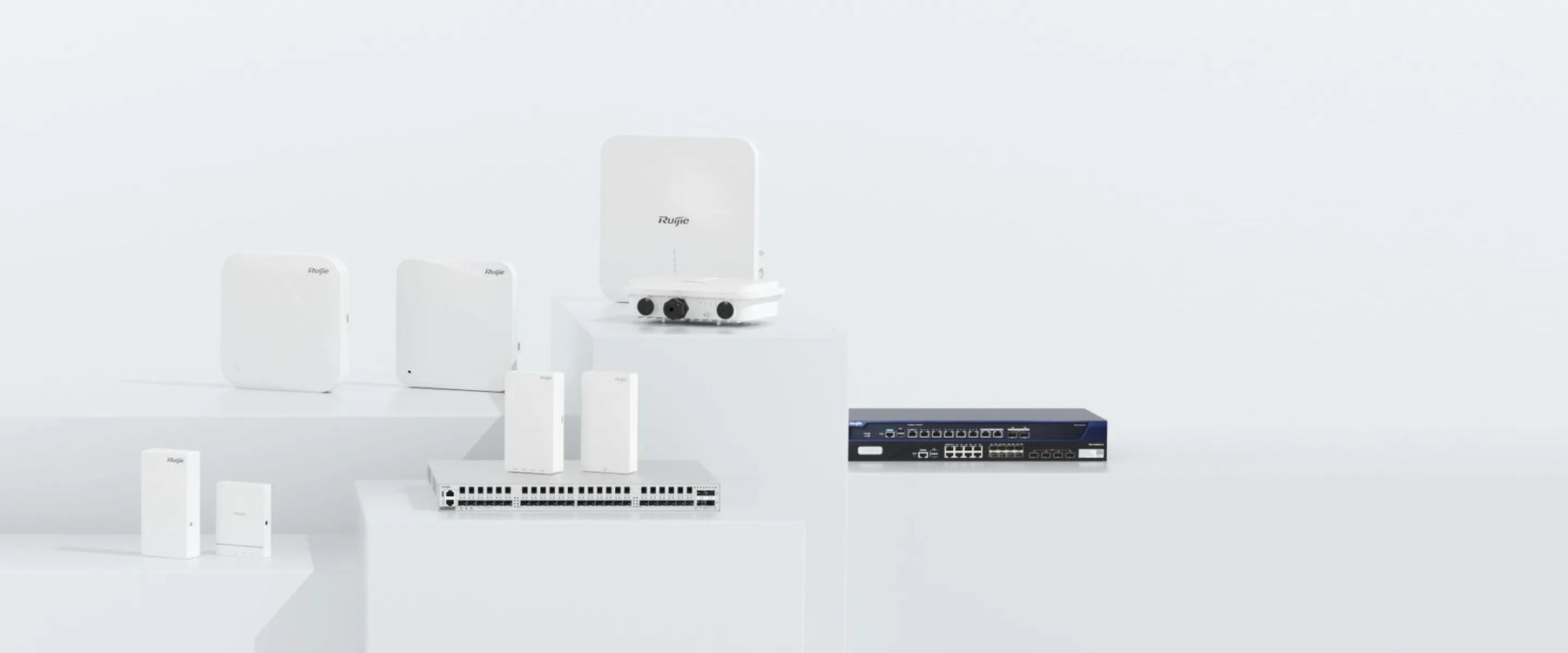 Familia de switches y puntos de acceso Ruijie en un set fotográfico