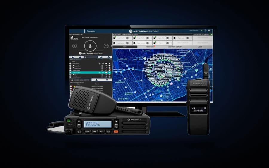Consola de despacho con mapa de grupos en vivo, radio móvil Motorola y radio portátil TLK sobre fondo oscuro