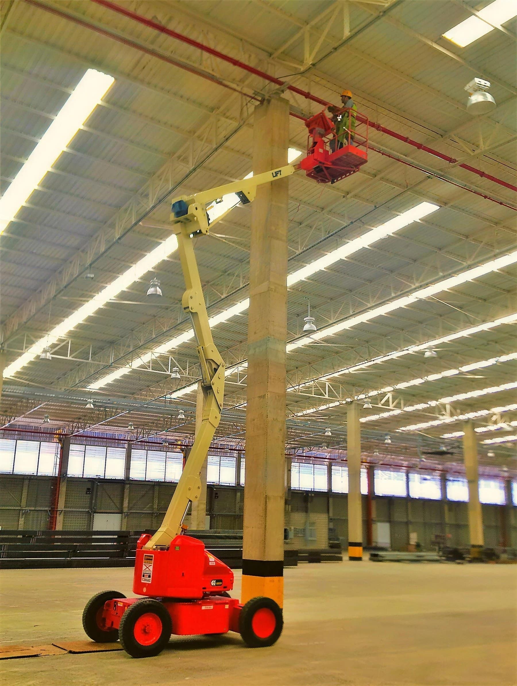 Plataforma elevadora durante la canalización de data en una torre de producción