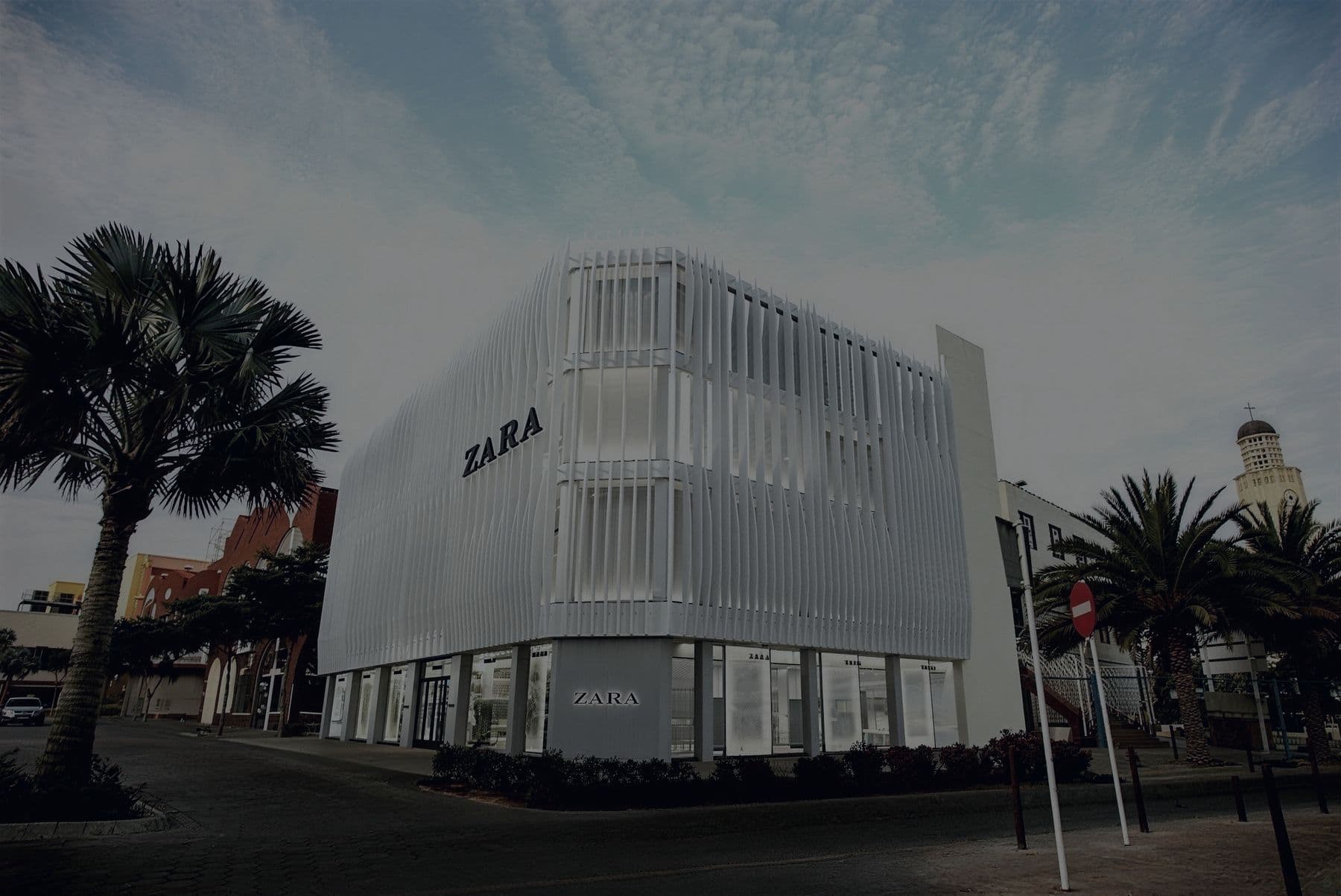 Fachada de Zara Aruba al atardecer, obra de Grupo CGSCA