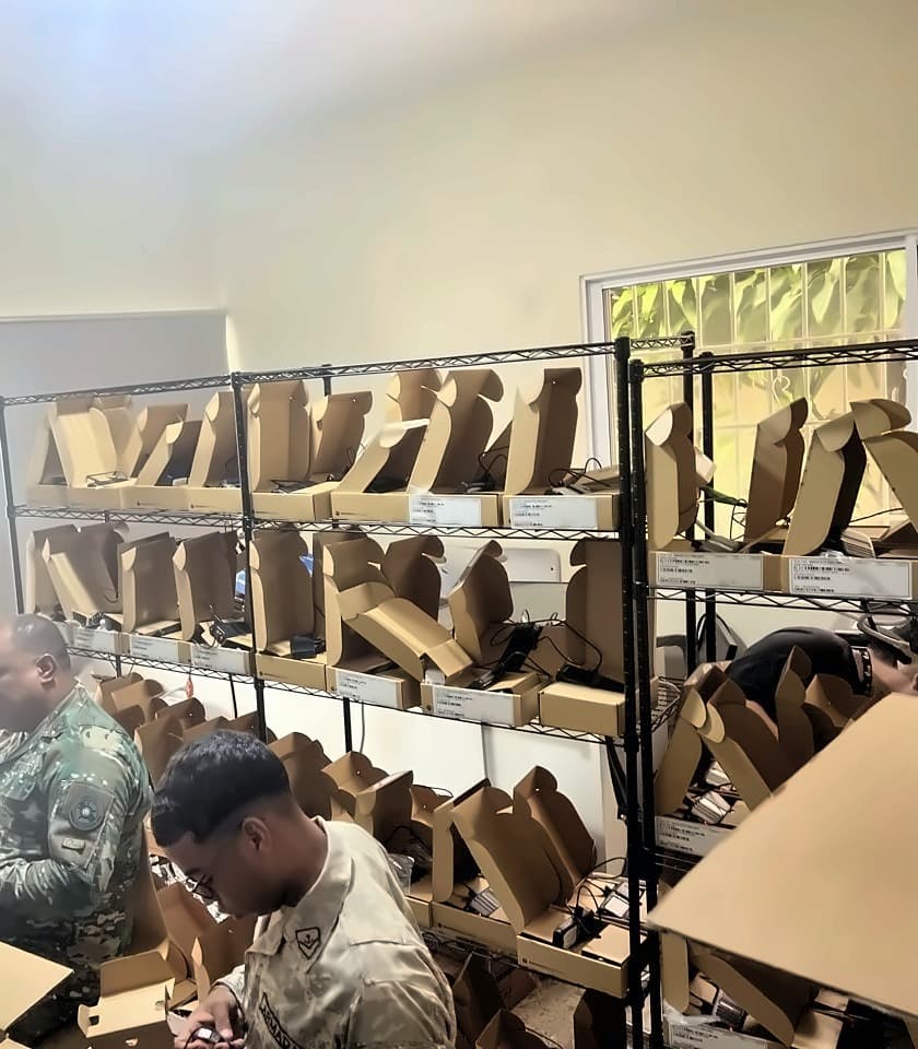Estantes del almacén con equipos en sus cajas, revisados y etiquetados antes de la entrega
