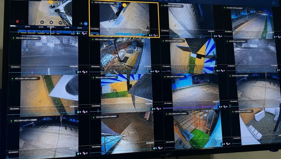 Mosaico de dieciséis cámaras en un monitor con las líneas de tiempo y los marcadores de eventos de la analítica de vídeo