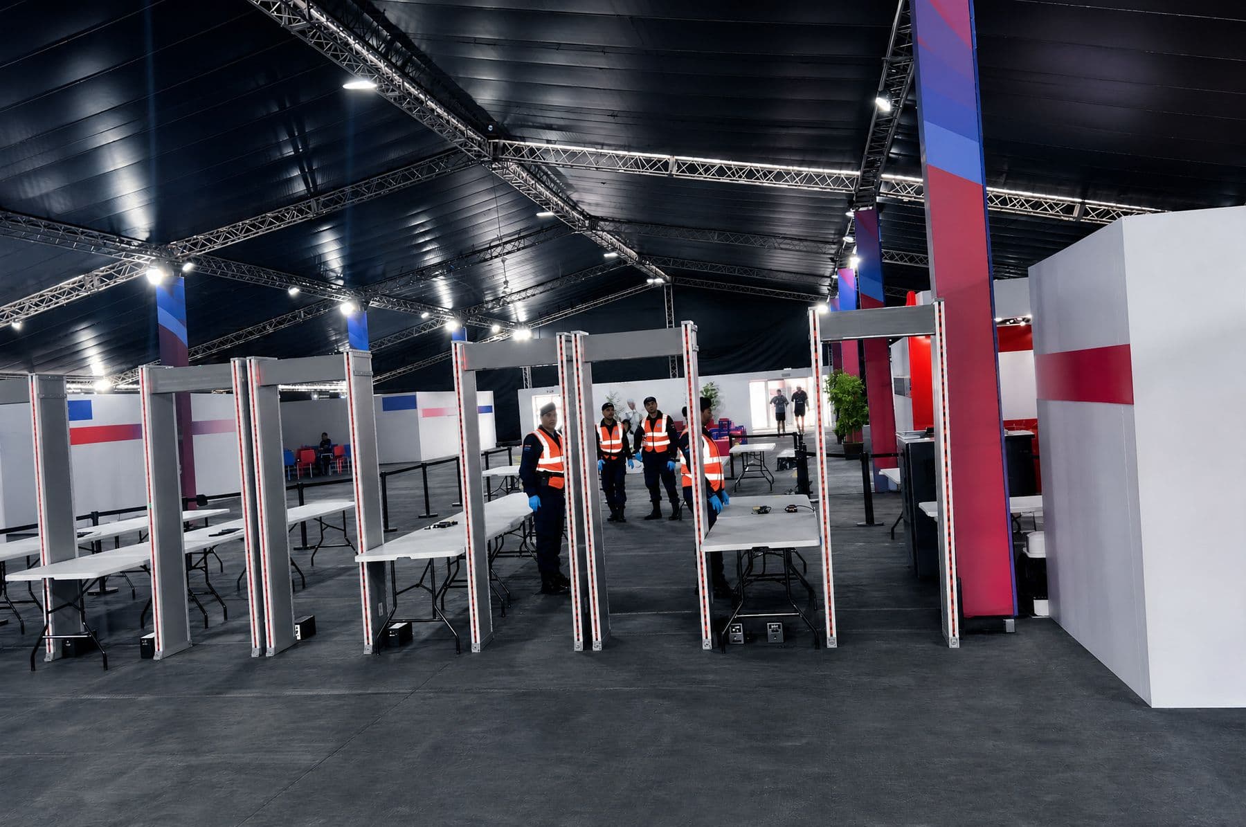 Carpa de control de acceso con arcos detectores en los Juegos Centroamericanos y del Caribe 2026