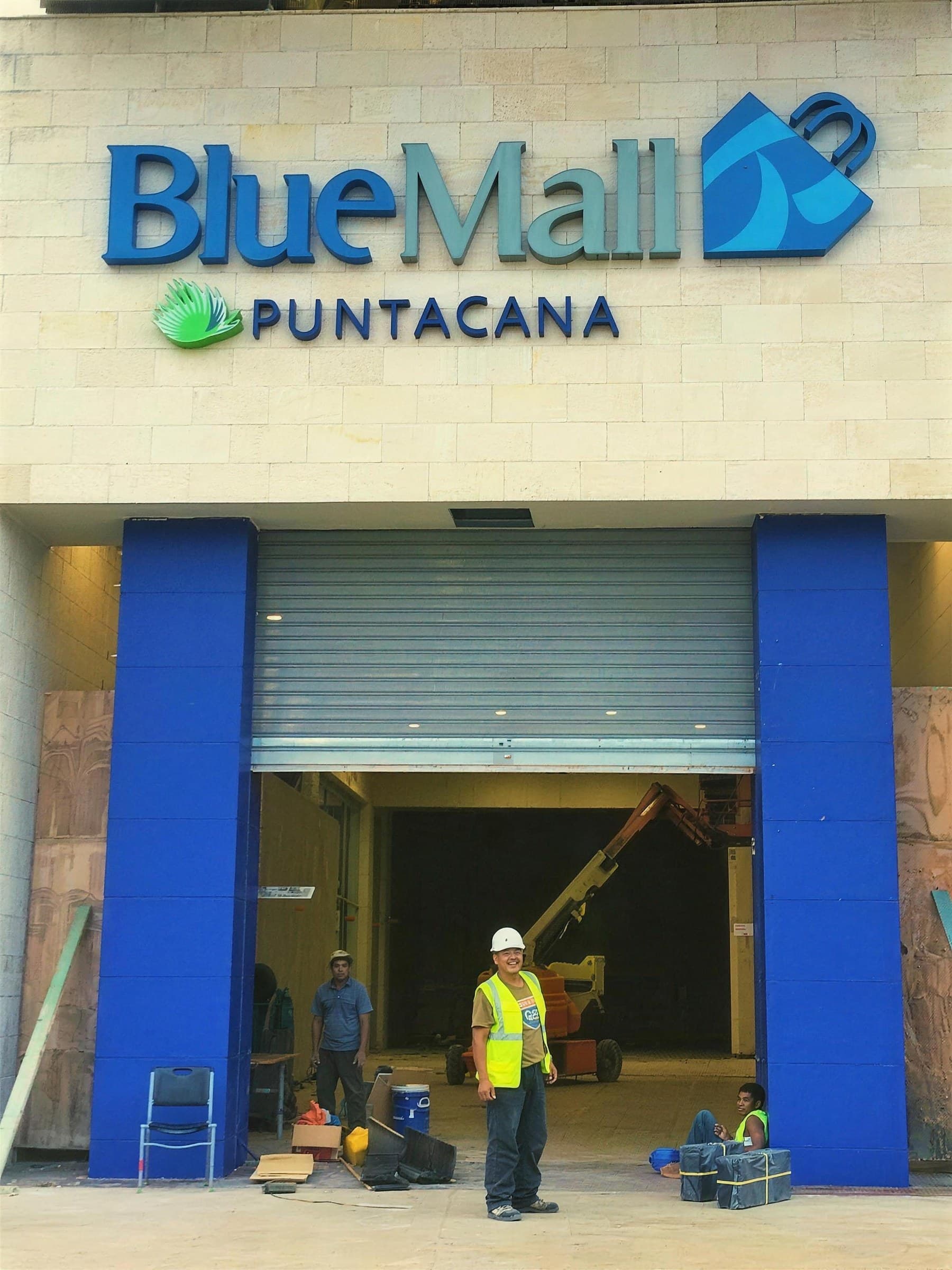 Trabajos de canalización de fibra en Blue Mall