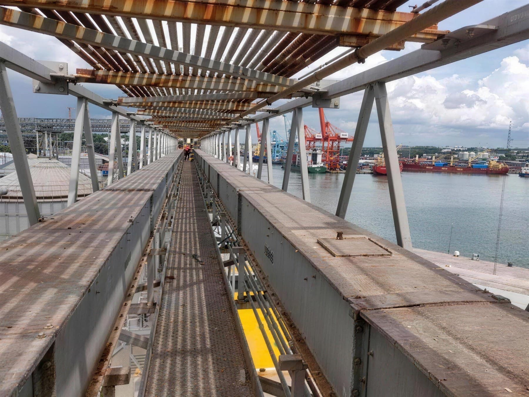 Canalización de fibra óptica en el puerto de Haina