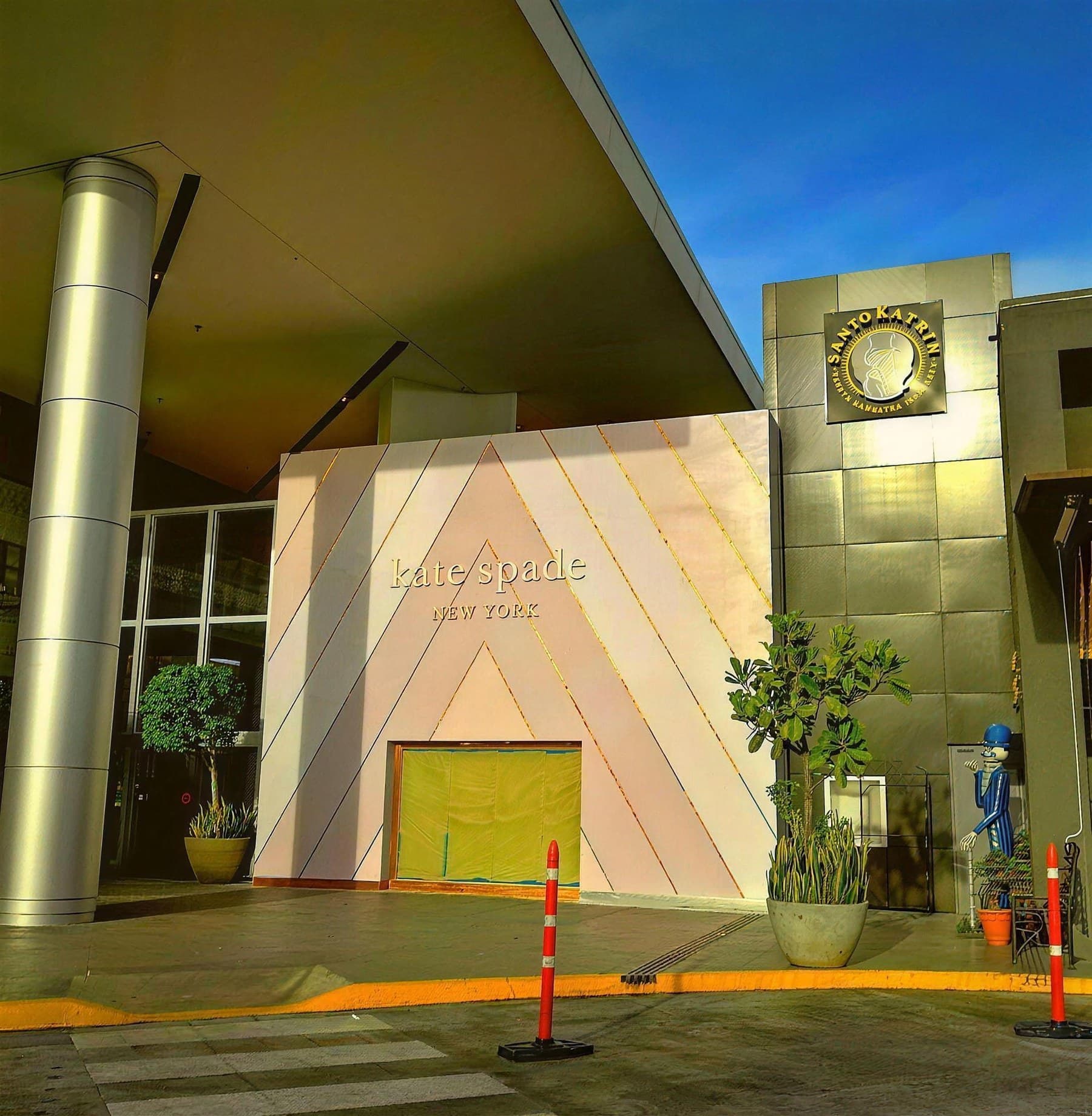 Fachada de Kate Spade New York en Multiplaza Escazú, Costa Rica, de noche