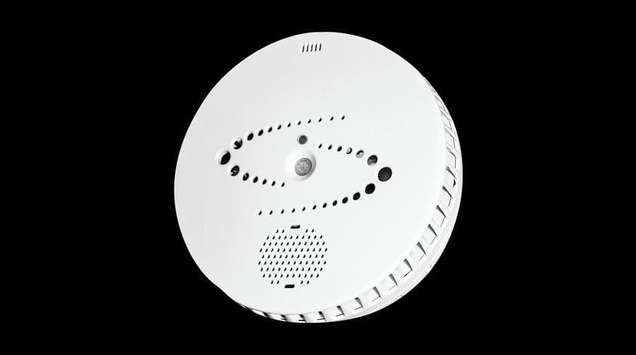 Sensor inteligente HALO 3C de Motorola Solutions sobre negro