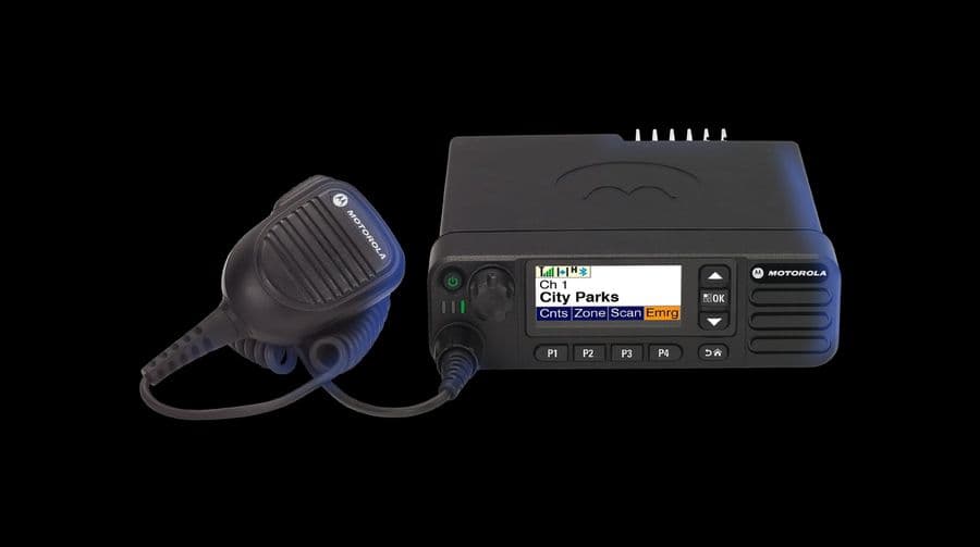 Radio móvil digital Motorola Solutions MOTOTRBO DGM 8500e con micrófono de mano