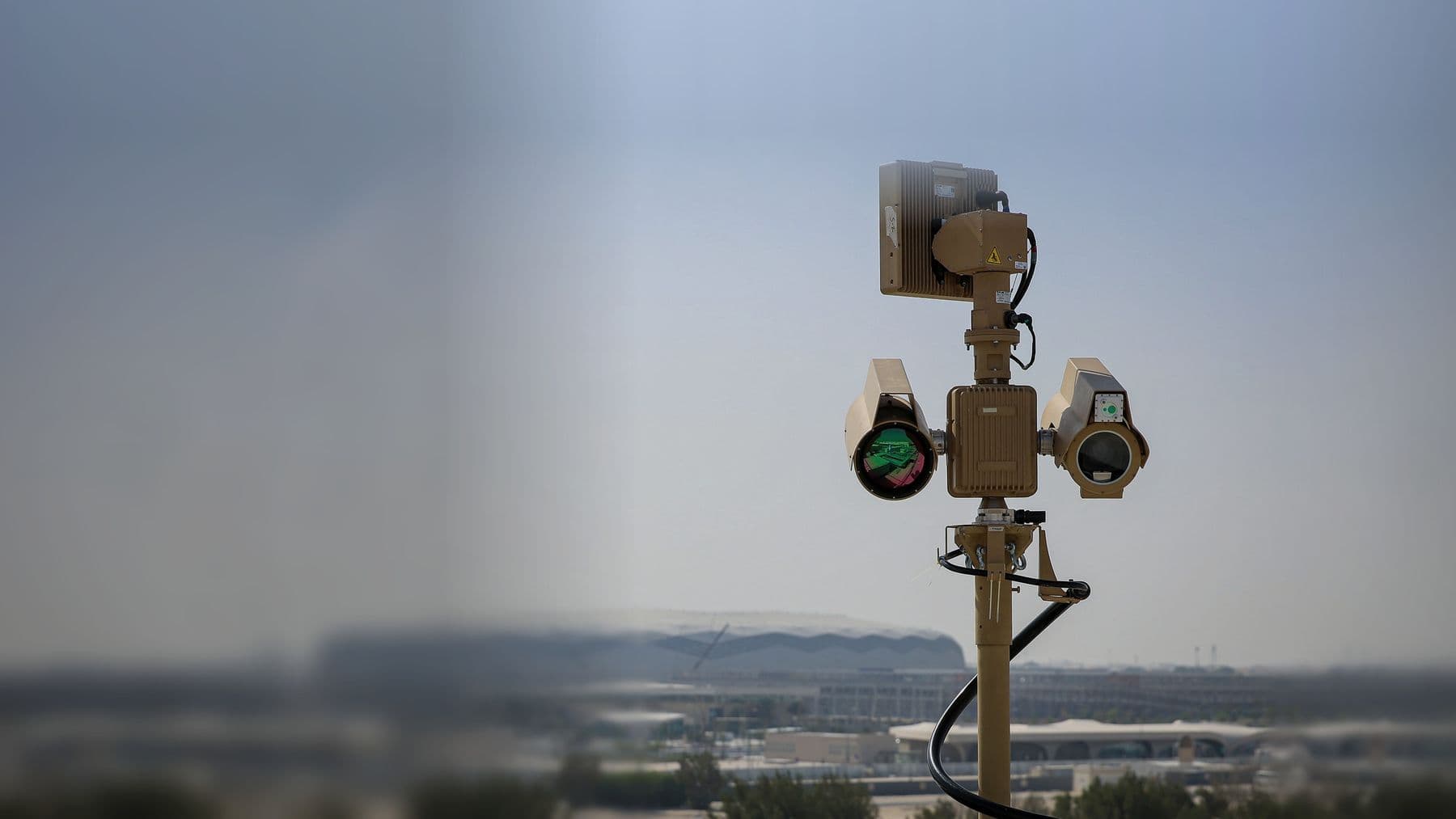 Plataforma optrónica multisensor sobre mástil, con cámara térmica y cámara visible de largo alcance, tecnología desplegada para instituciones gubernamentales y militares