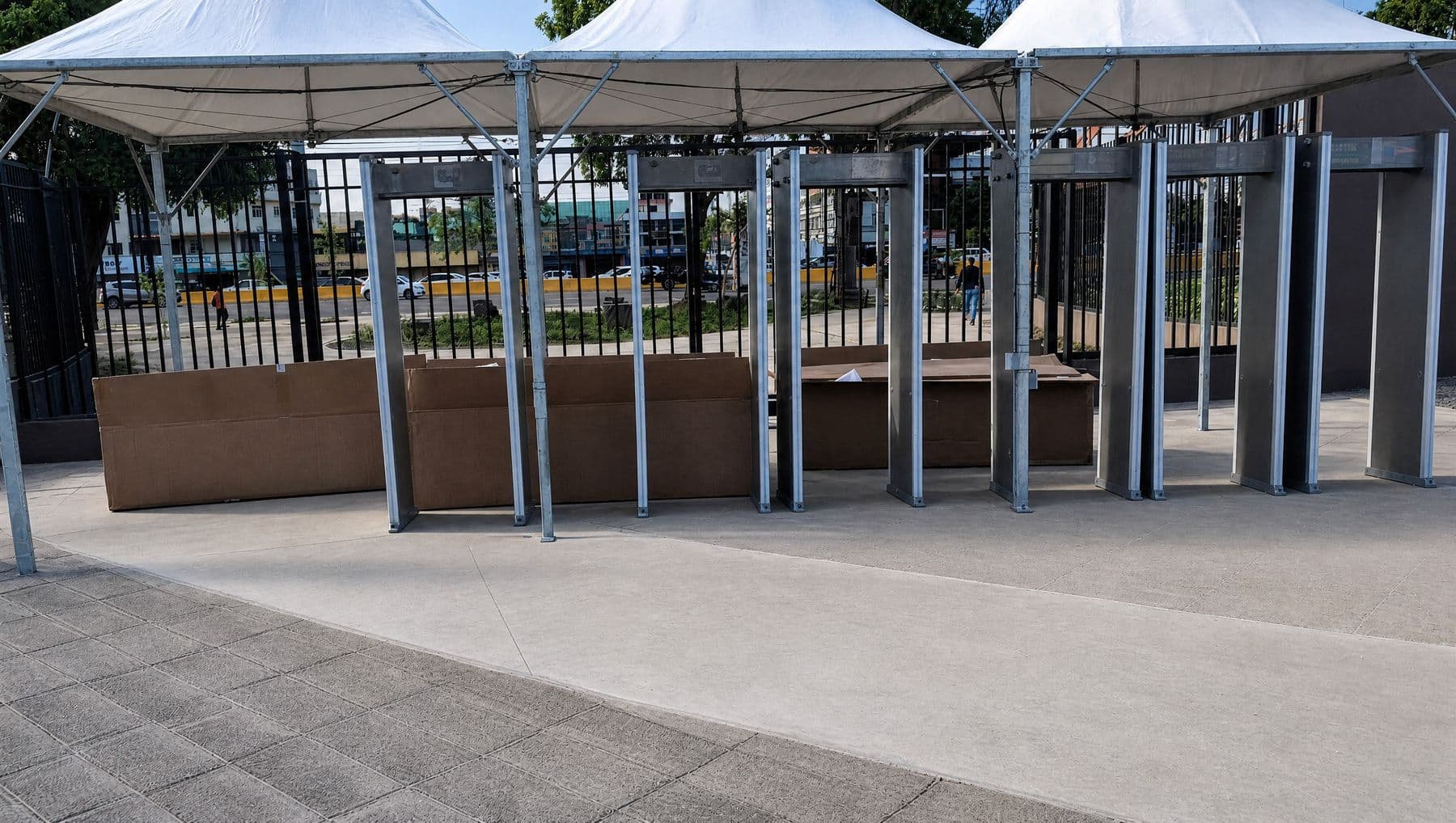 Arcos detectores recién montados bajo carpas en un acceso exterior