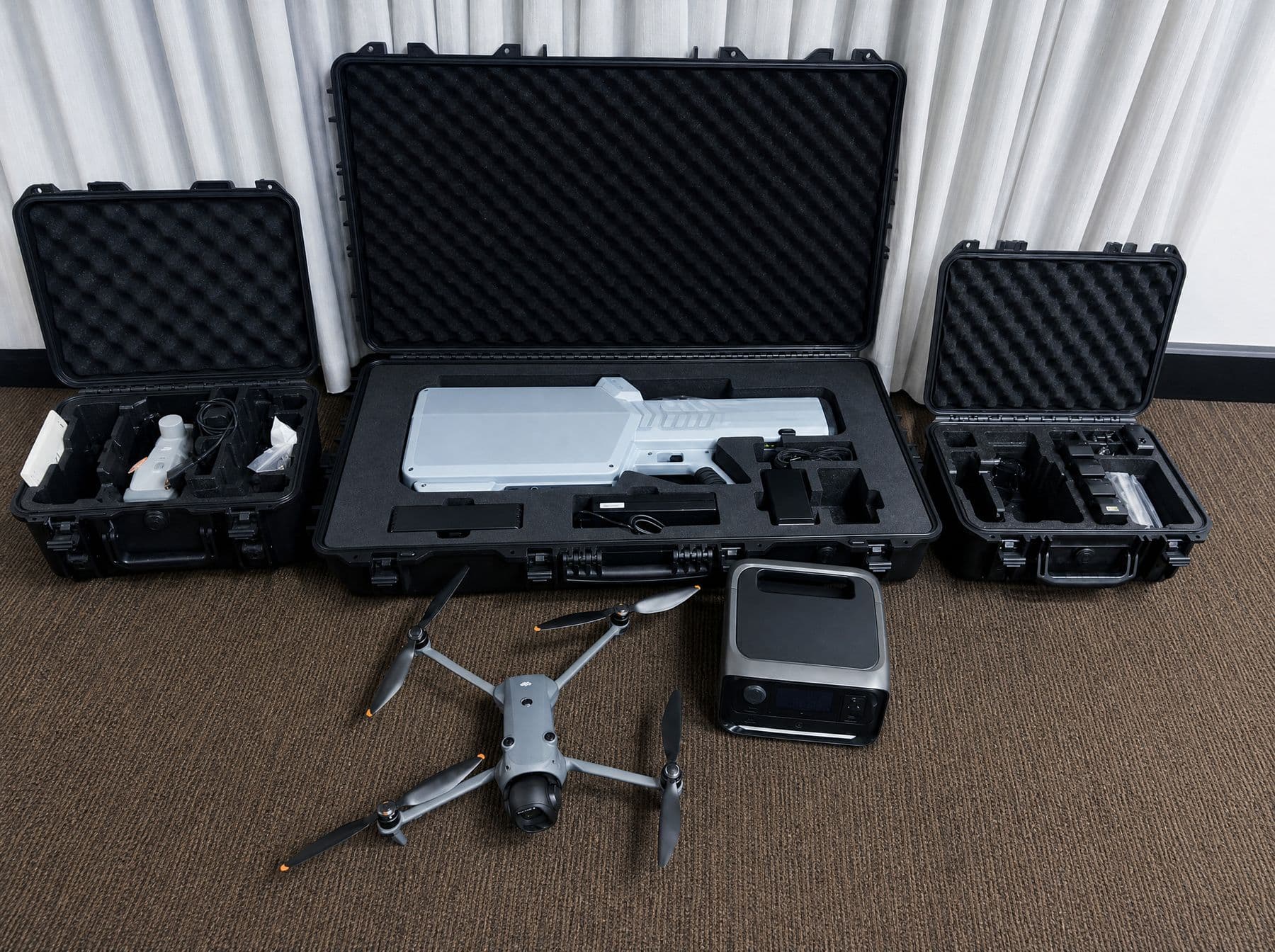 Dron plegado con sus maletas de transporte y estación de energía para la vigilancia aérea del recinto