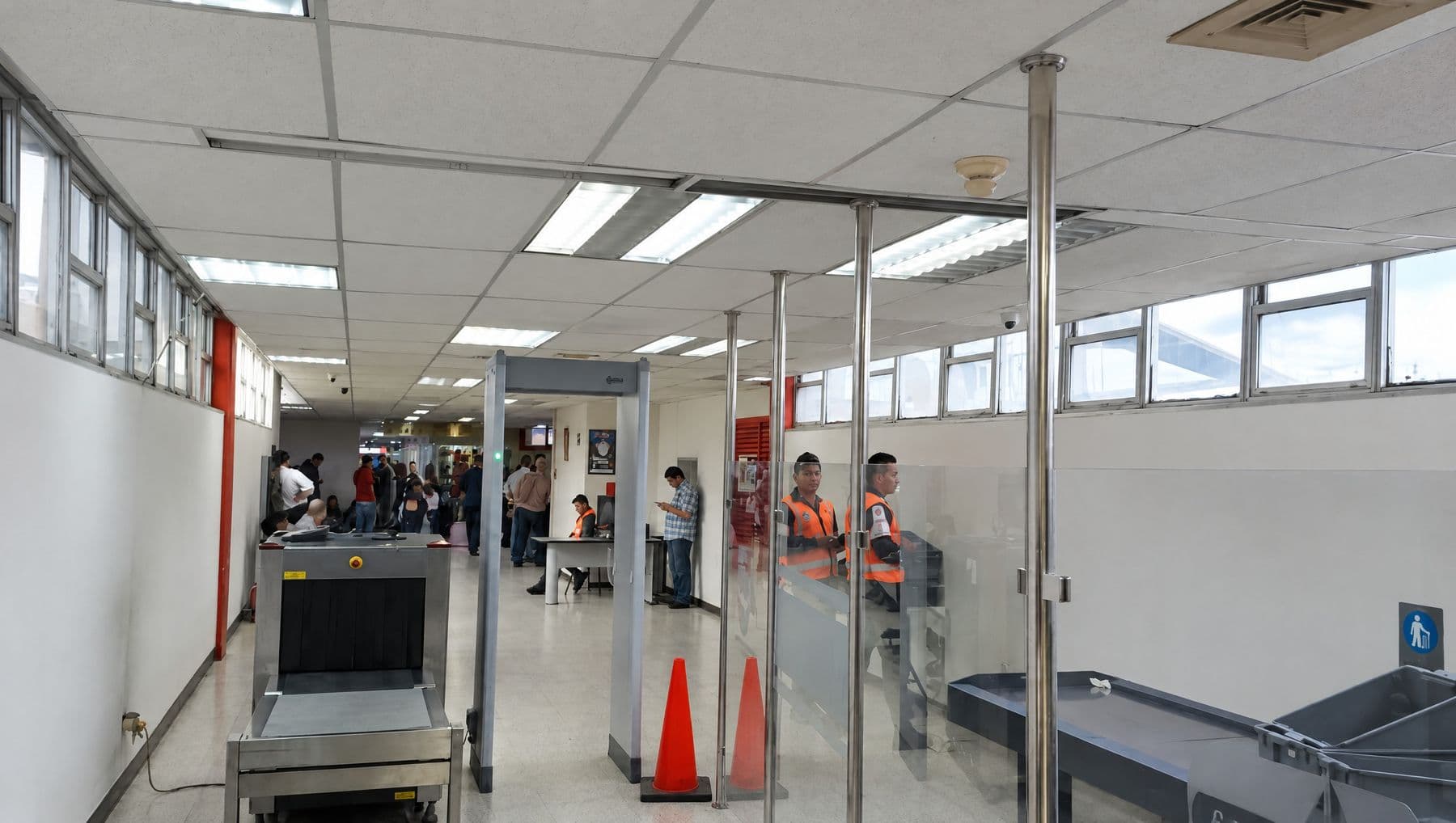 Punto de control con arco detector de metales, escáner de equipaje y cámara domo en el techo de la terminal del aeropuerto de Maracaibo
