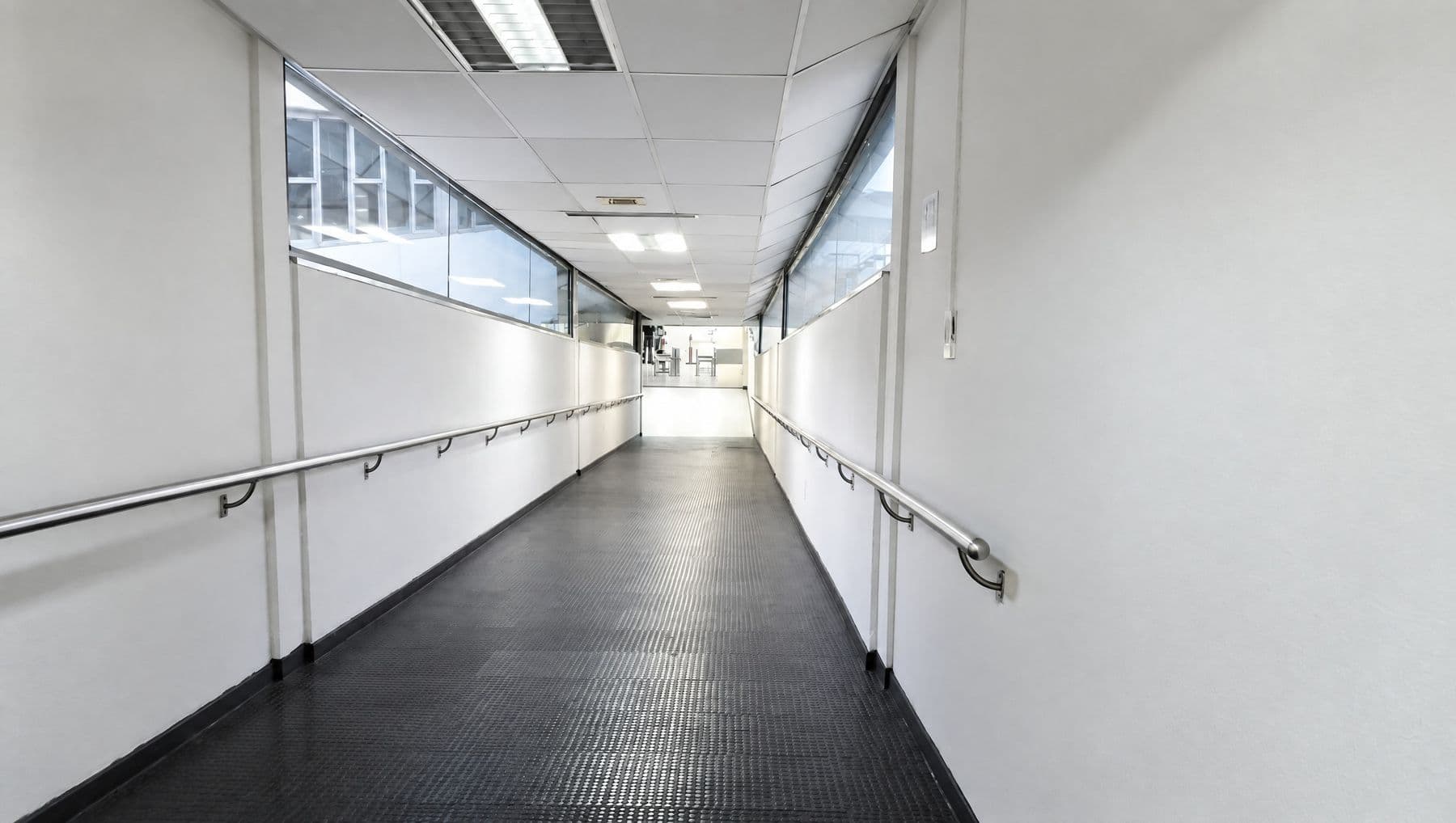 Pasillo de circulación de la terminal que desemboca en la zona de control de seguridad