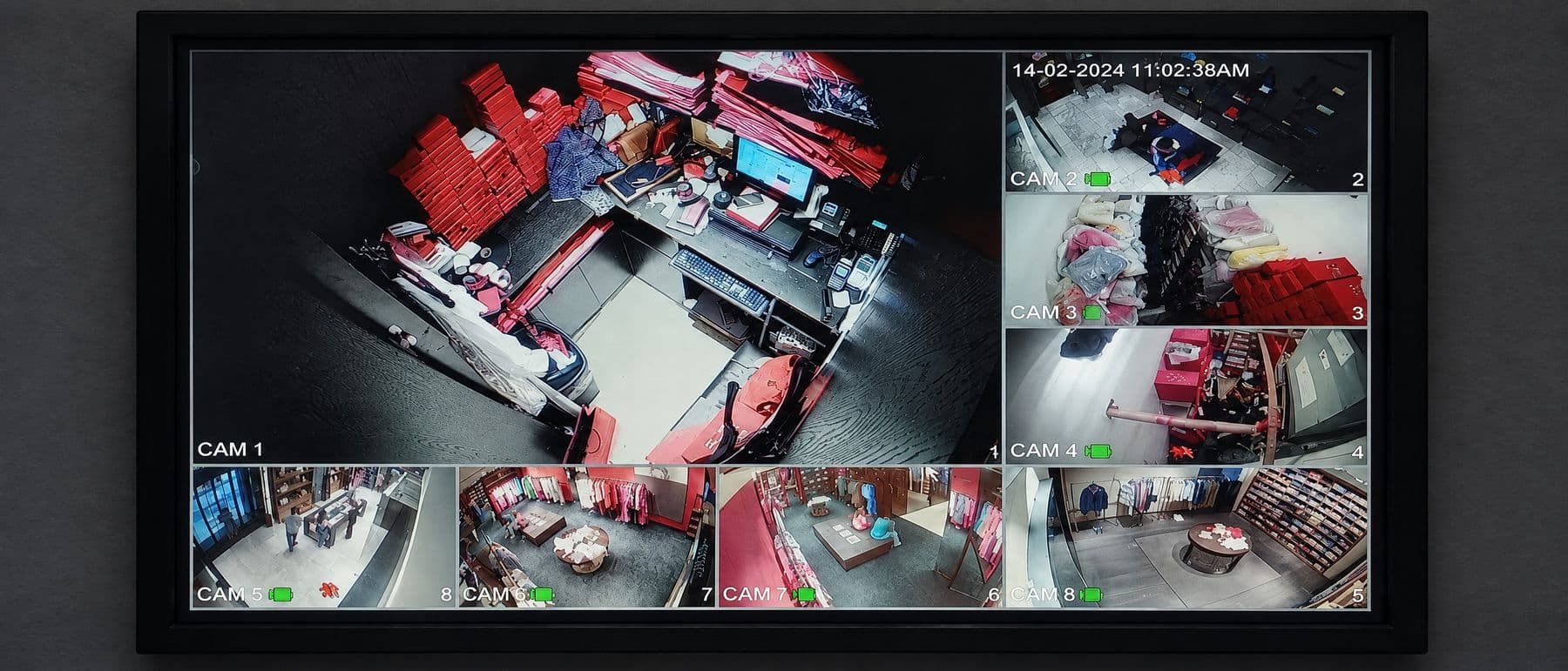 Monitor de videovigilancia con mosaico de ocho cámaras del interior del proyecto Carolina Herrera en Blue Mall, Santo Domingo