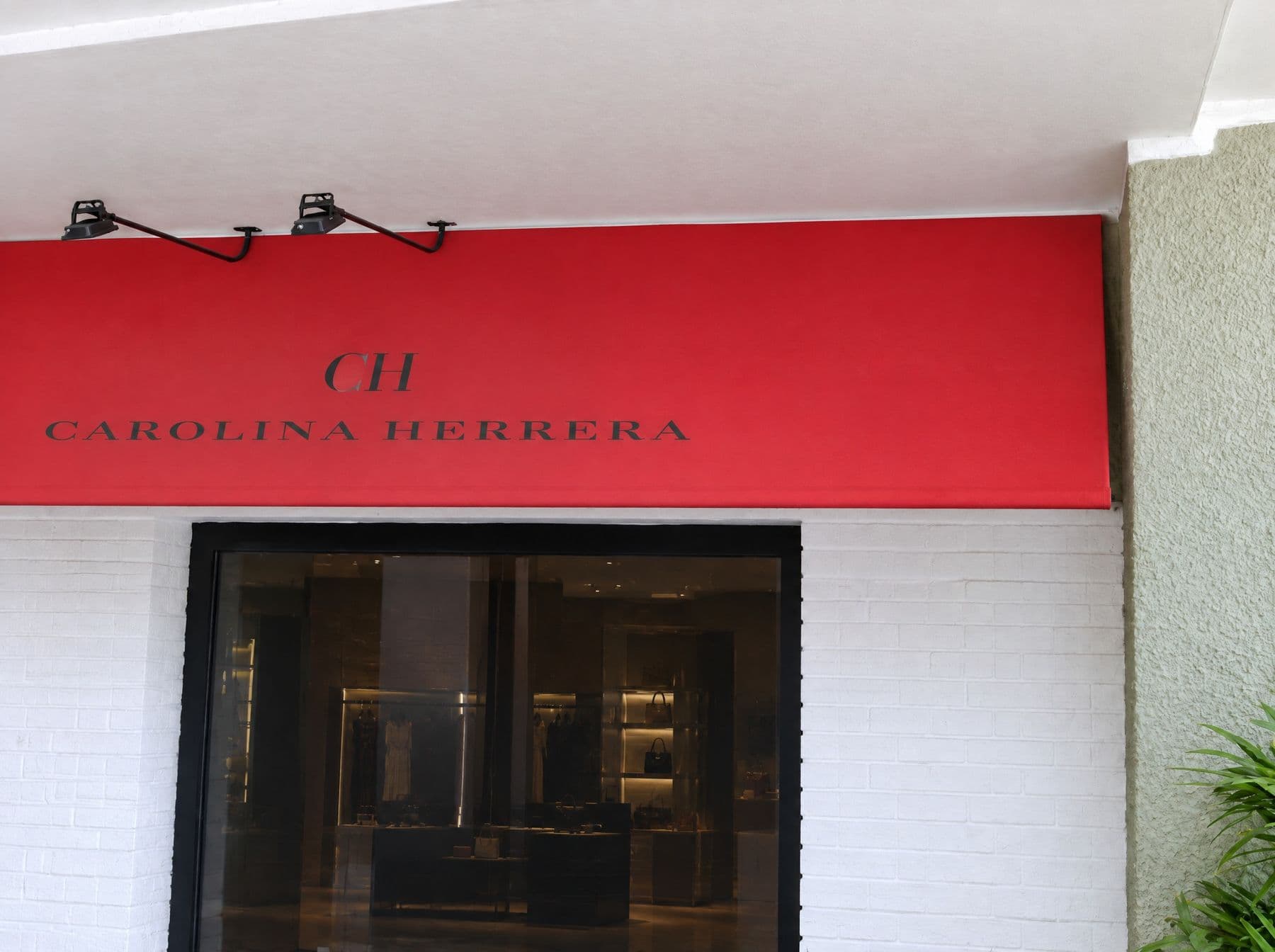 Toldo rojo con el rótulo Carolina Herrera sobre la vitrina del proyecto en Las Mercedes, Caracas