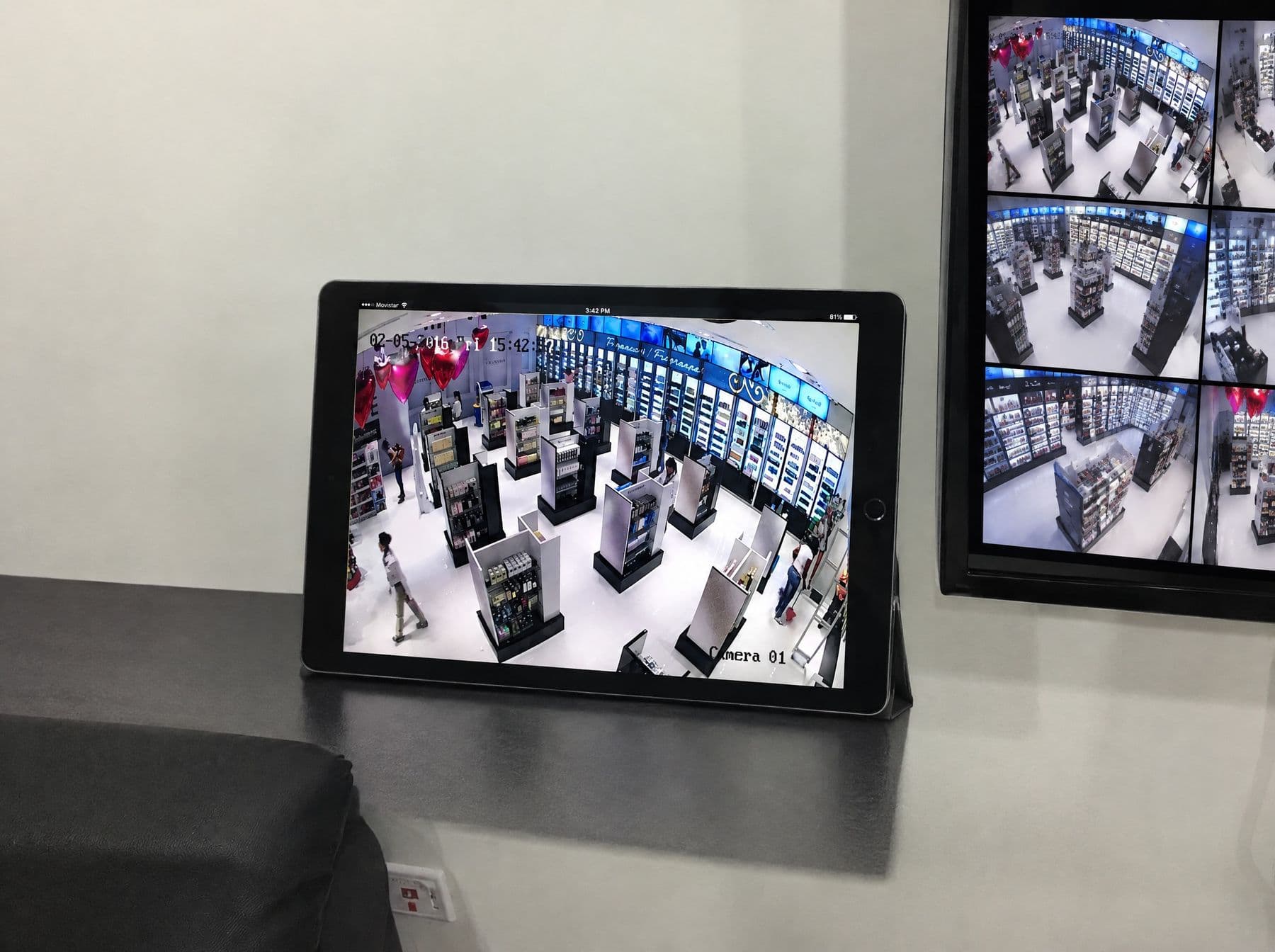 Tableta con la imagen en directo de una cámara de videovigilancia sobre la zona de perfumería del duty free