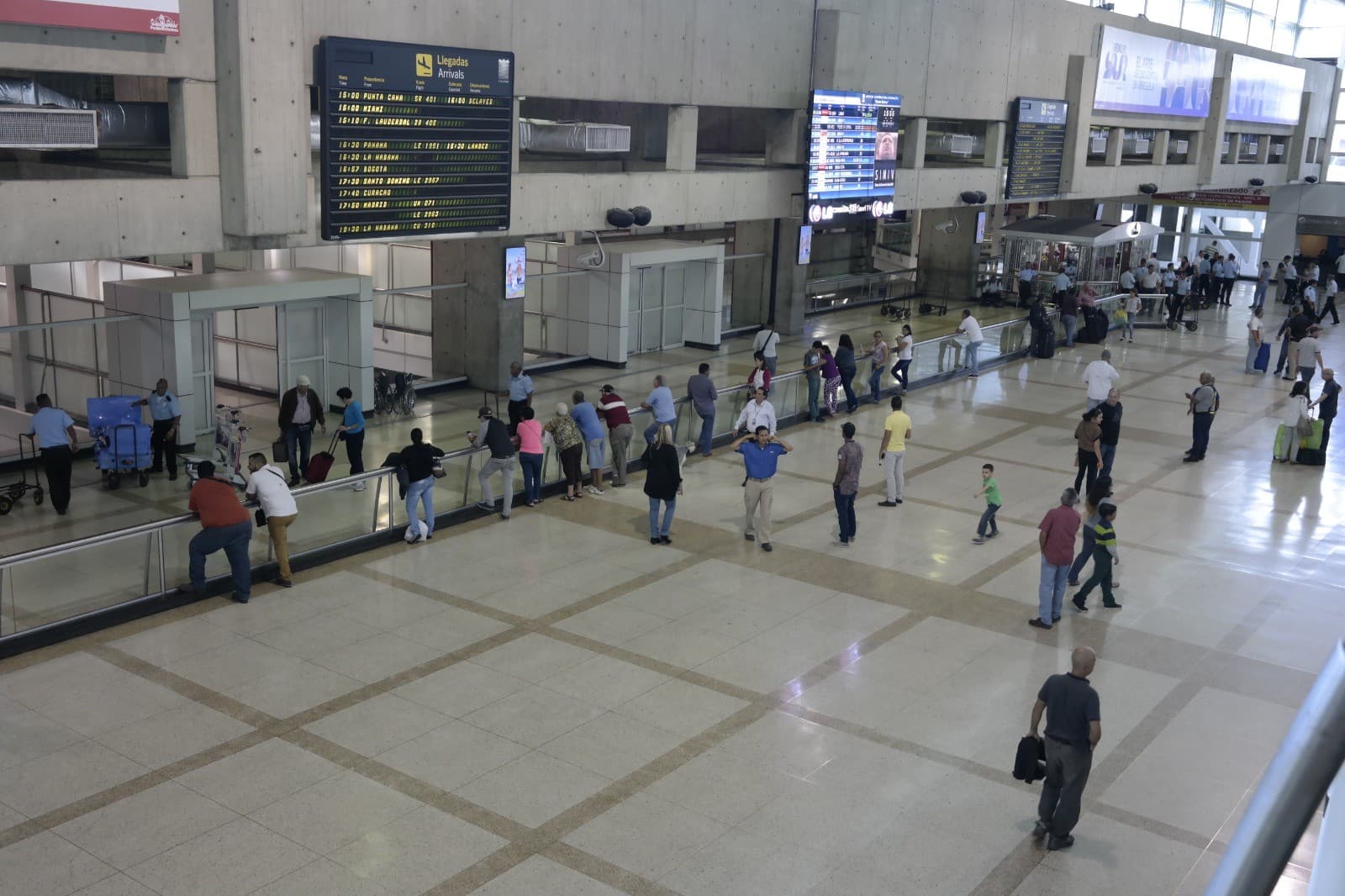 Vestíbulo de llegadas del Aeropuerto de Maiquetía visto desde arriba