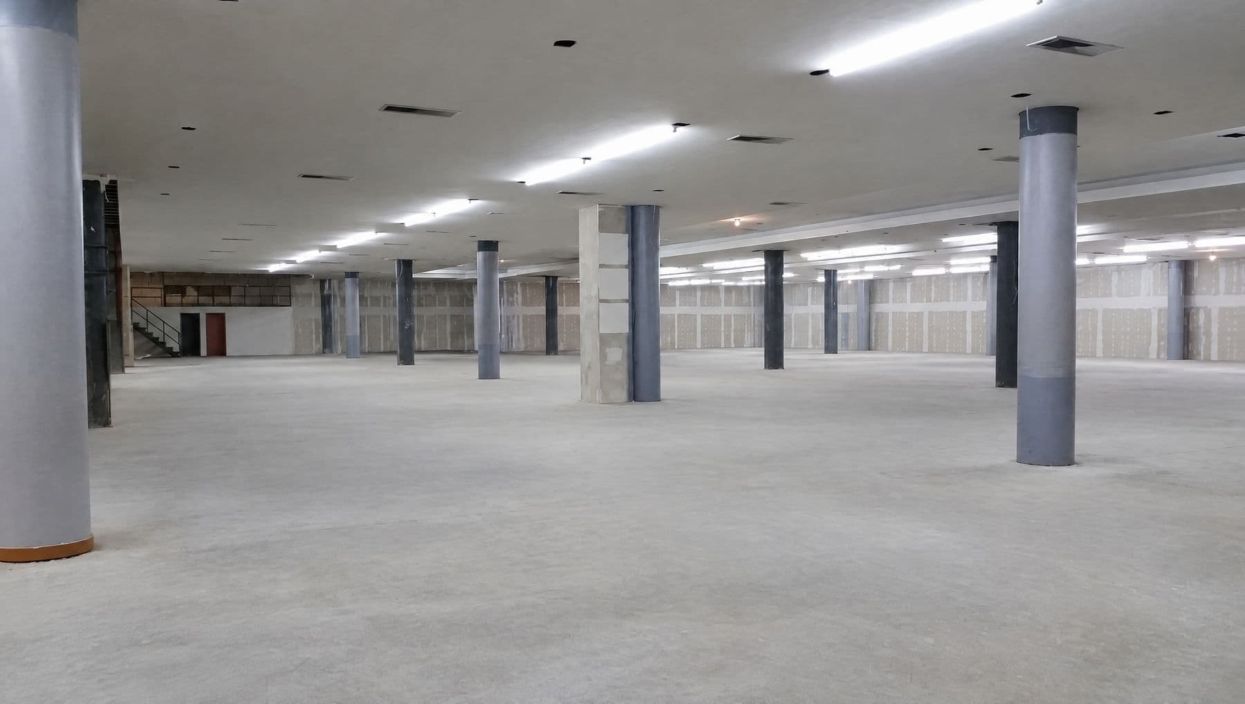 Local del duty free en fase de obra con cableado colgando del techo y andamios