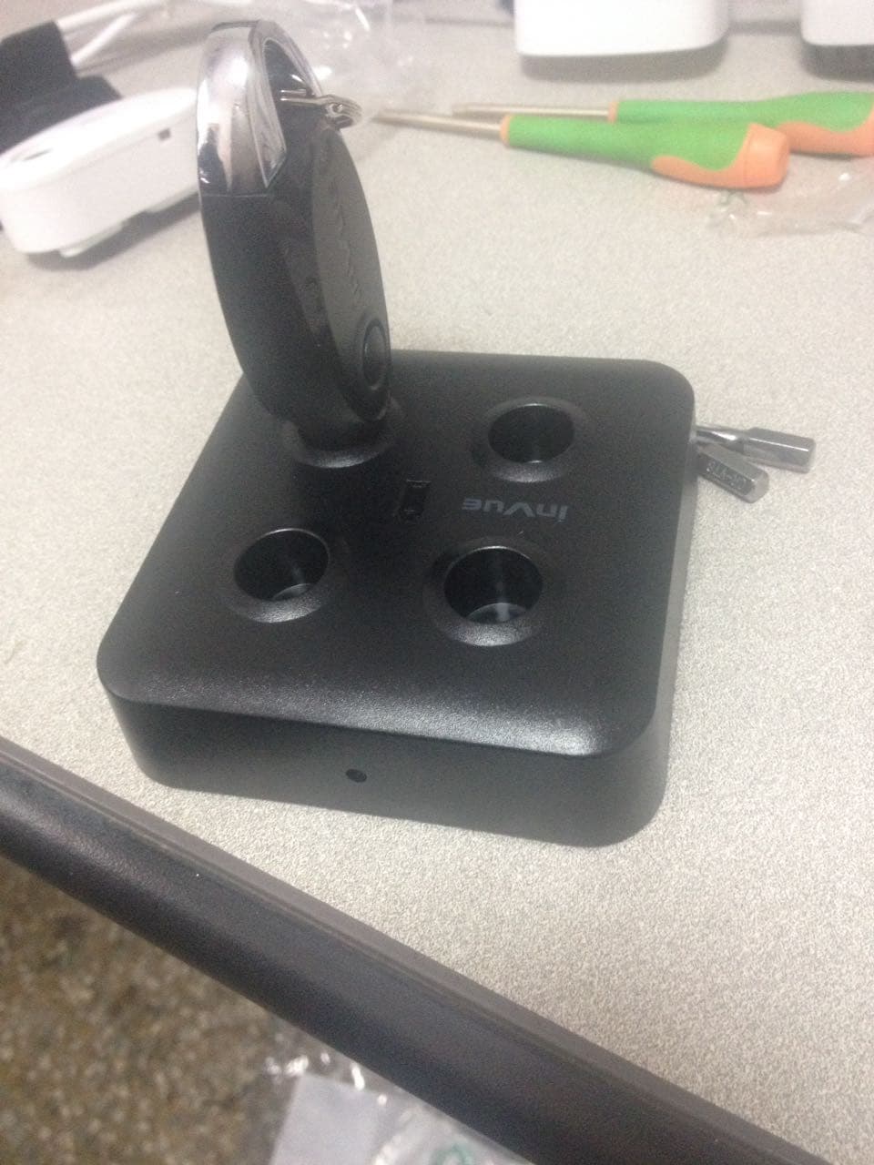 Base de carga InVue con llave electrónica para protección de exhibición