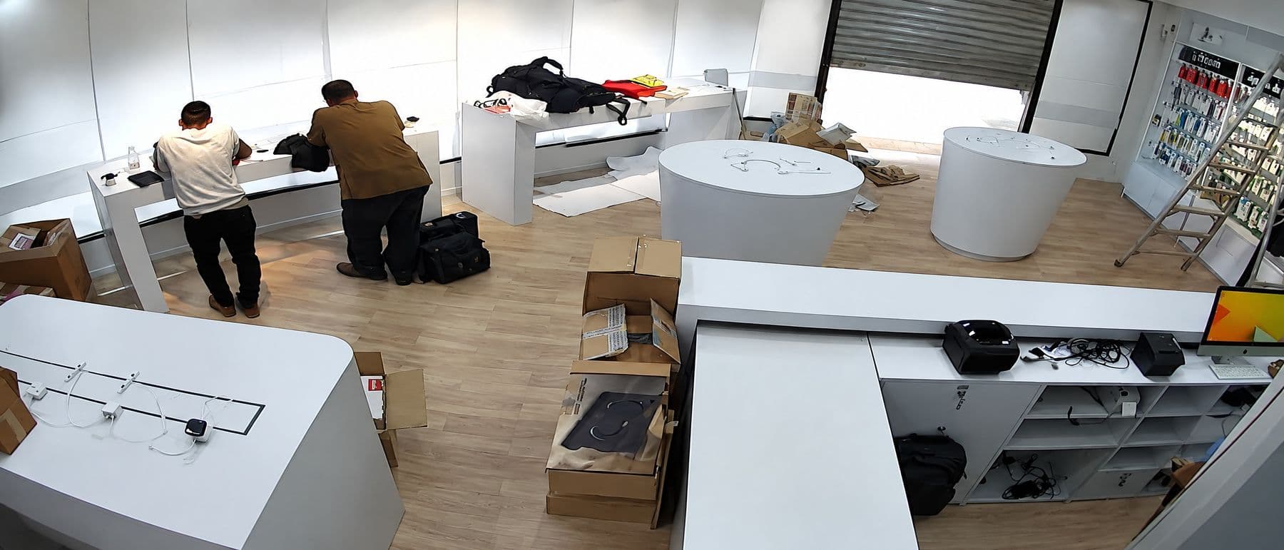 Vista de la cámara 1 sobre el interior del proyecto iStore durante el montaje: mostradores, mesas de exhibición y panel de accesorios