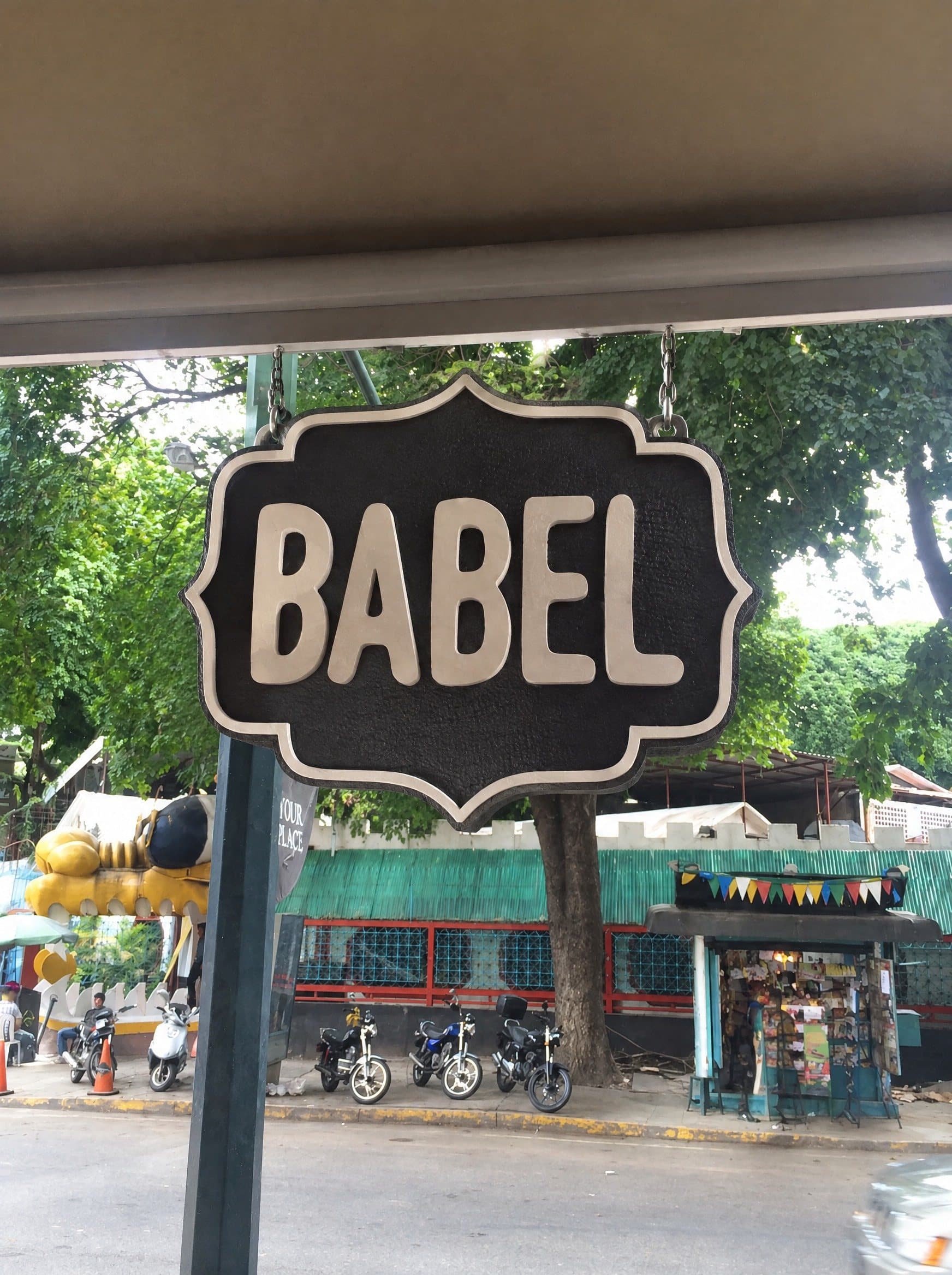Rótulo BABEL recién instalado, todavía con el embalaje de protección, con la calle de fondo