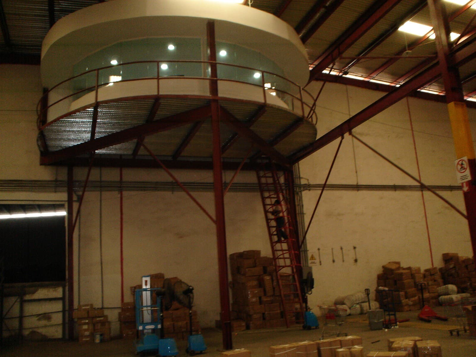 Cabina de supervisión elevada sobre estructura metálica dentro del almacén de Puerto Ordaz