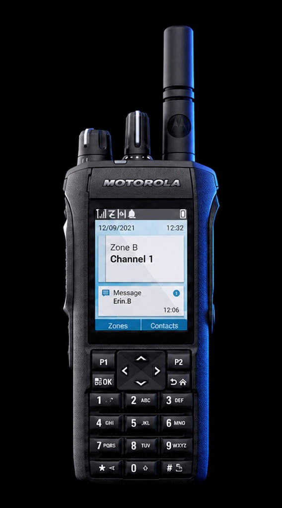 Radio portátil digital Motorola Solutions MOTOTRBO R7 con teclado completo, vista frontal